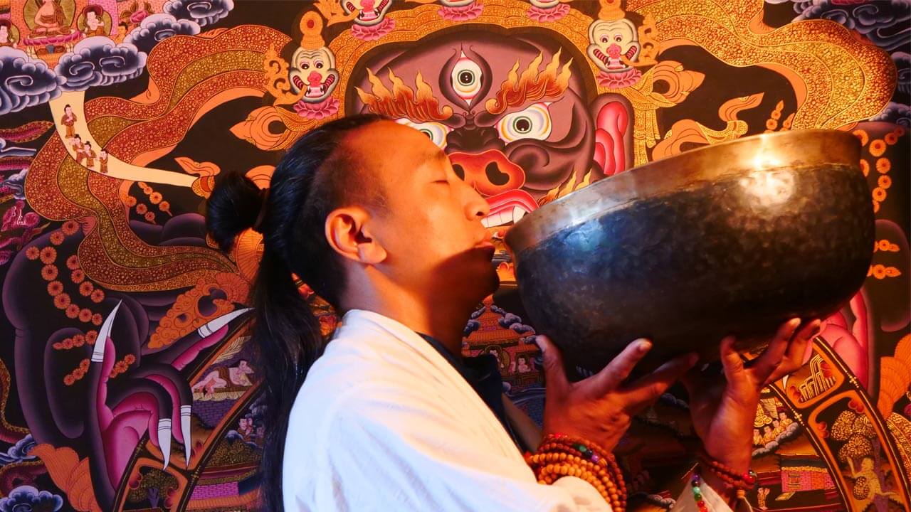 Pasang Lama tenant un bol chantant tibétain, symbole de guérison et de spiritualité
